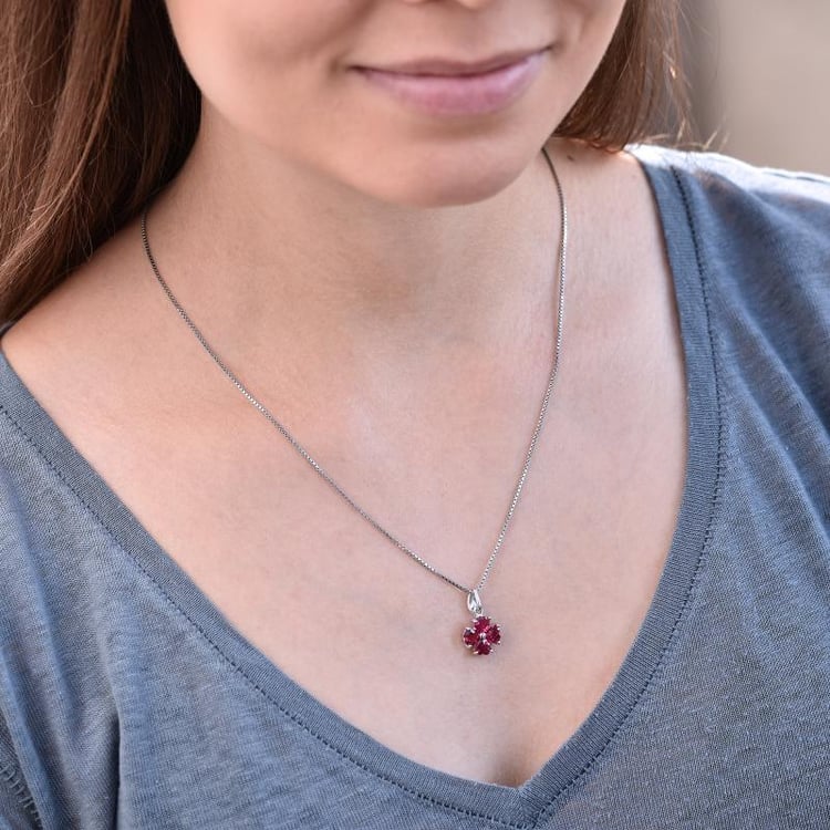 Rubínový kvet v striebornom náhrdelníku 3978