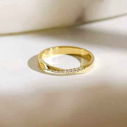 Zlatý prepletený prsteň s diamantmi Aleisha