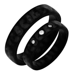 Mierne zaoblené snubné prstene z karbónu s tromi diamantmi Kean