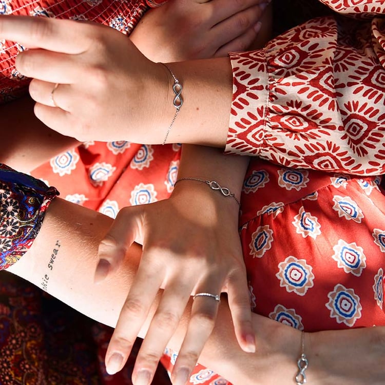 Strieborný fashion náramok Infinity 108095