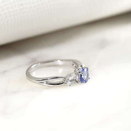 Zásnubný prsteň s tanzanitom a marquise lab-grown diamantmi Fera