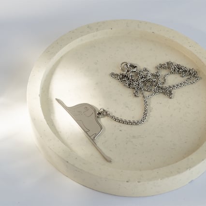 Strieborný prívesok Malý princ so slonom a gravírom