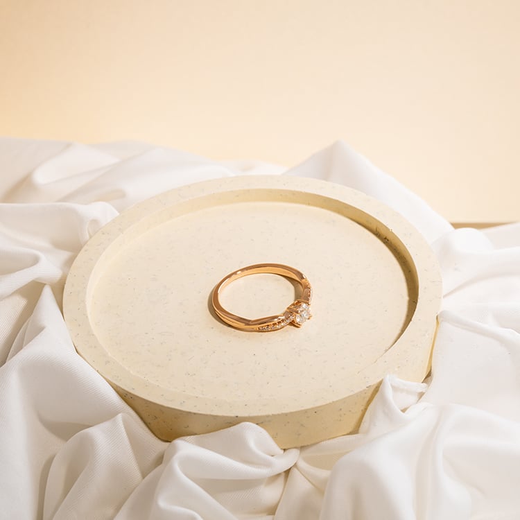 Zásnubný prepletaný prsteň s postrannými diamantmi Ljube 120539