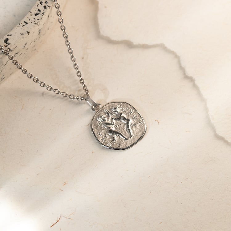 Strieborný prívesok so symbolmi znamenia zverokruhu 136685