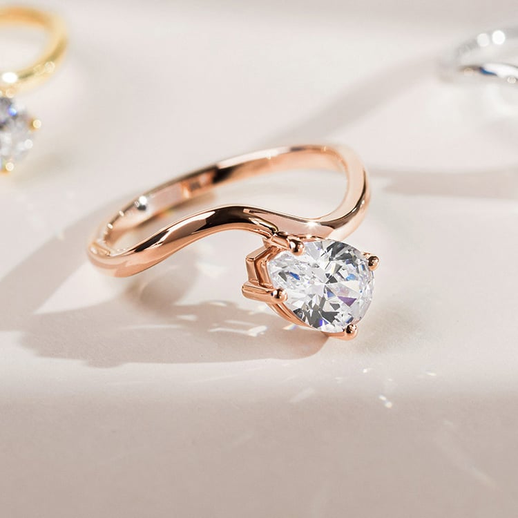 Zásnubný prsteň s pear moissanitom 154731