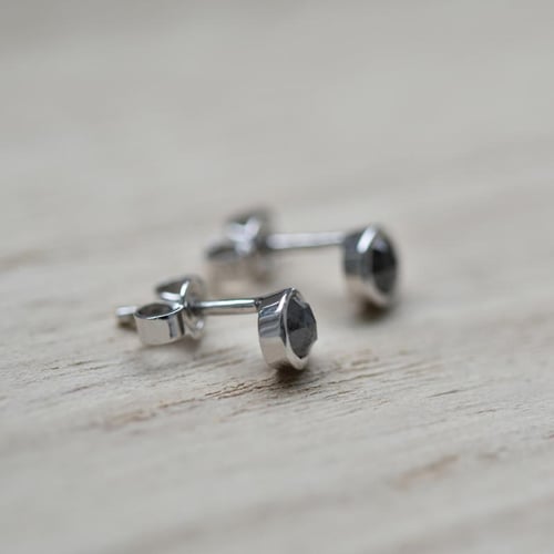 Zlaté bezel náušnice s 0.52ct salt and pepper diamantmi Aiman