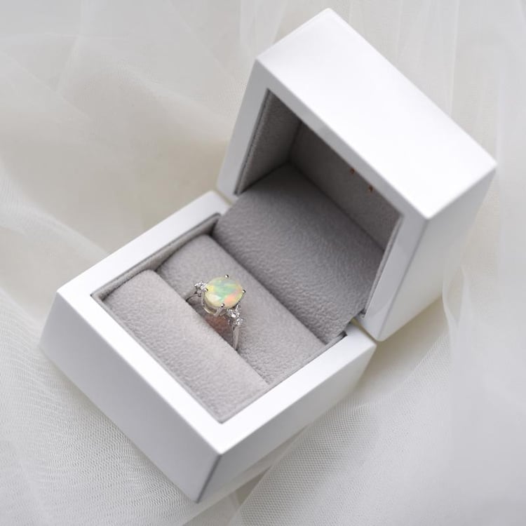 Zlatý prsteň s oválnym opálom 51616