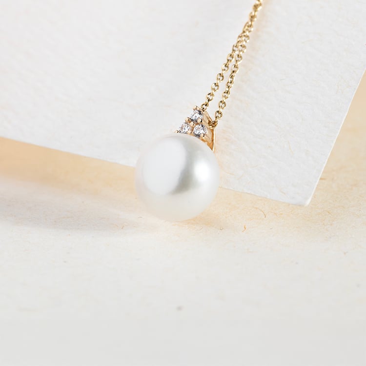 Romantický zlatý prívesok s perlou a zirkónmi Megyn 147362