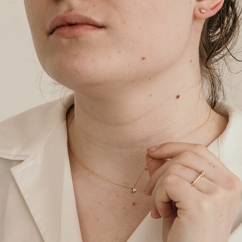 Minimalistické bezel náušnice so salt and pepper diamantmi Tofine