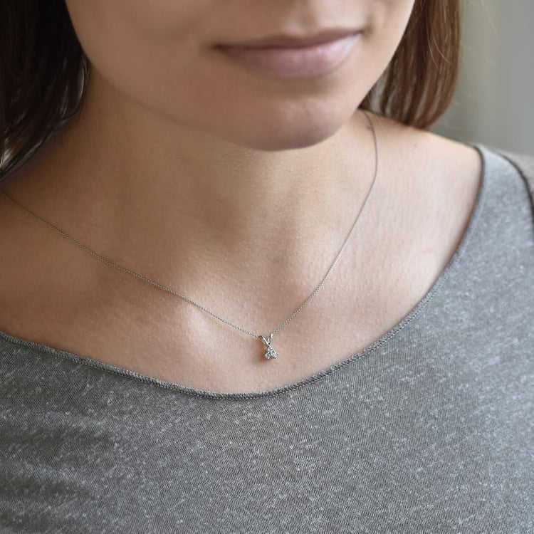 Tri diamanty v zlatom náhrdelníku Flauna 37510