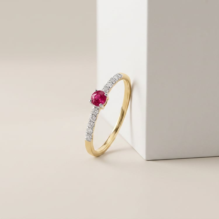 Strieborný prsteň s rubínom a bočnými lab-grown diamantmi Mikey 169197