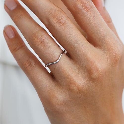 Strieborný vykrojený prsteň s tromi diamantmi Cason