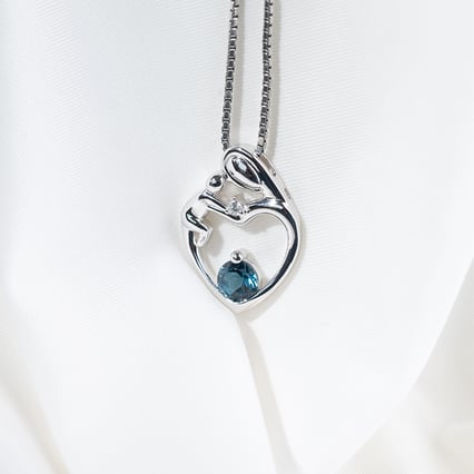 Prívesok matka a dieťa s londýnskym topásom a diamantom Heli