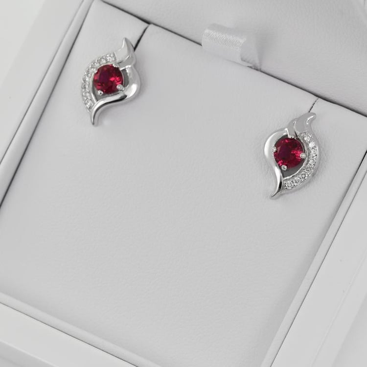 Rubíny v trblietavých strieborných náušniciach 32530