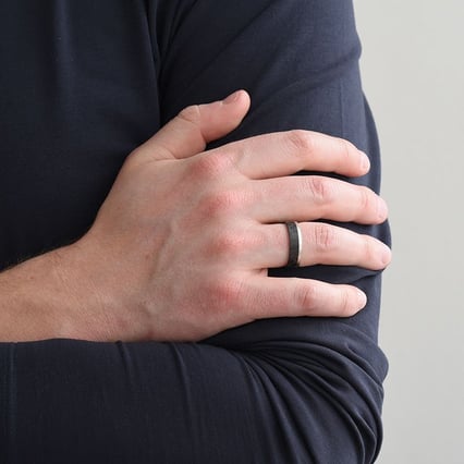 Strieborný karbónový prsteň Adidan