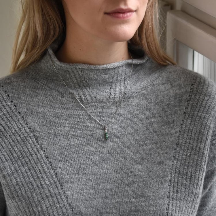 Jemný strieborný náhrdelník s prírodnými smaragdmi 49429