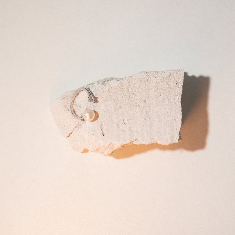 Strieborný prsteň s bielou perlou a zirkónom Hana 104661