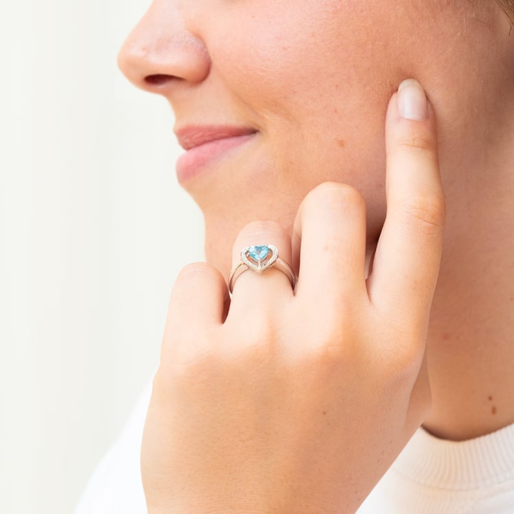 Zlatý prsteň so švajčiarskym topazom v tvare srdca as diamantmi Liola 144198