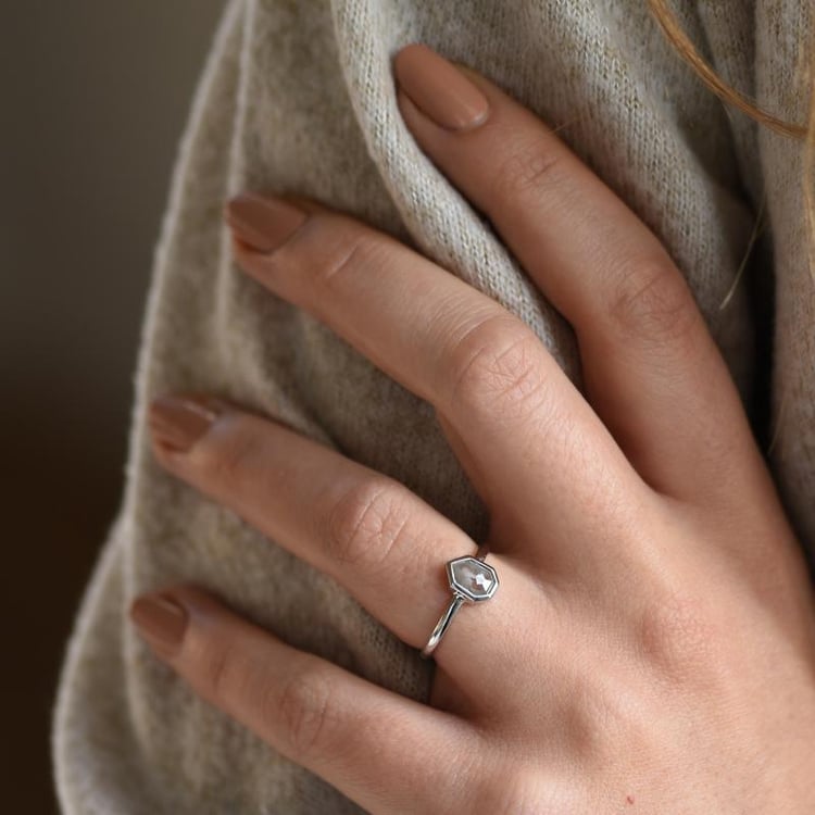 Zlatý prsteň so salt´n´pepper diamantem 51013