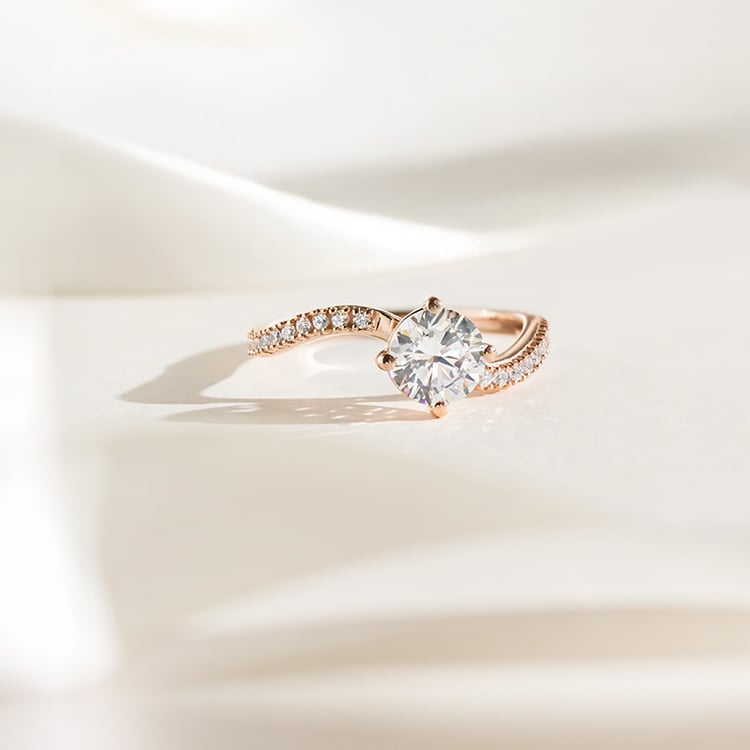 Zásnubný prsteň s round moissanitom 155153