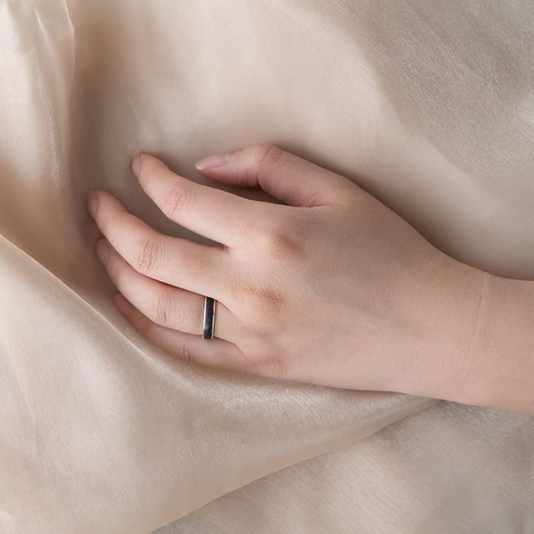 Plochý snubný prsteň z karbónu a striebra Kaidan 165610