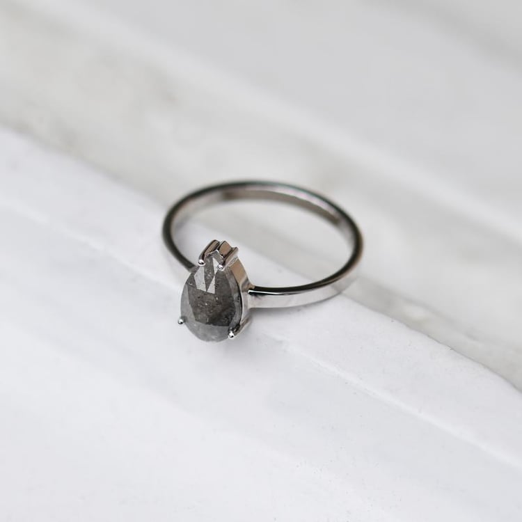 Prsteň s pear salt'n'pepper diamantom 48687