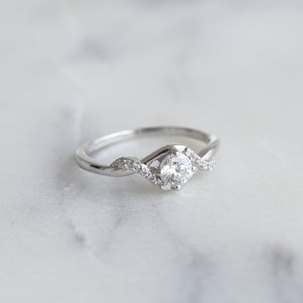 Zásnubný prsteň s postrannými diamantmi Norbu