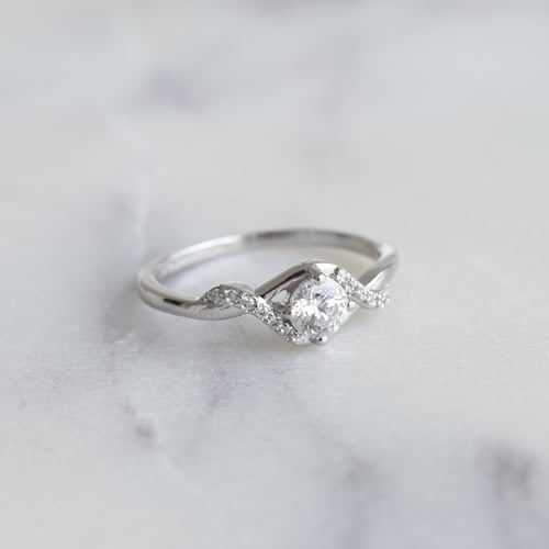 Zásnubný prsteň s postrannými diamantmi Norbu