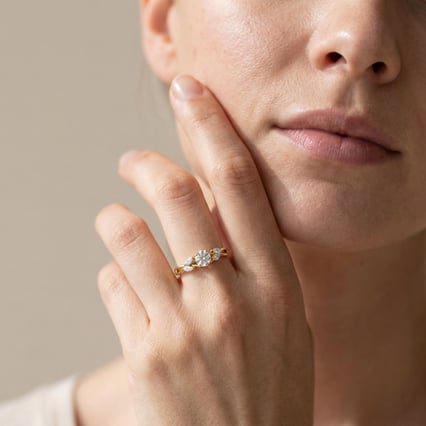 Rozvodový romantický zásnubný prsteň s lab-grown diamantmi Fera