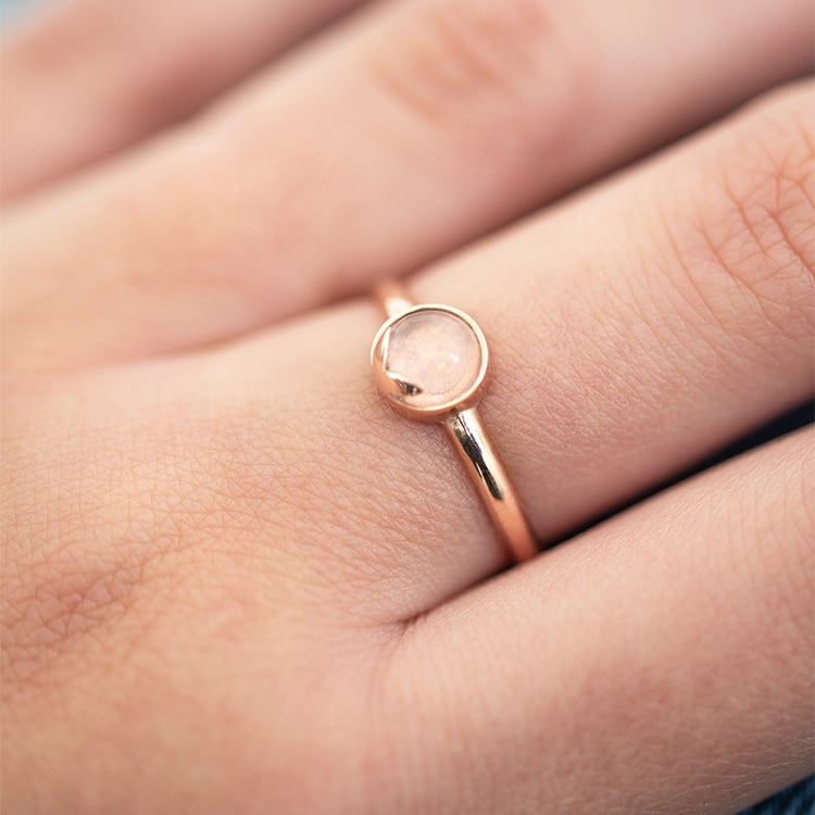 Zlatý prsten s cabochon ruženínom Leman 130416