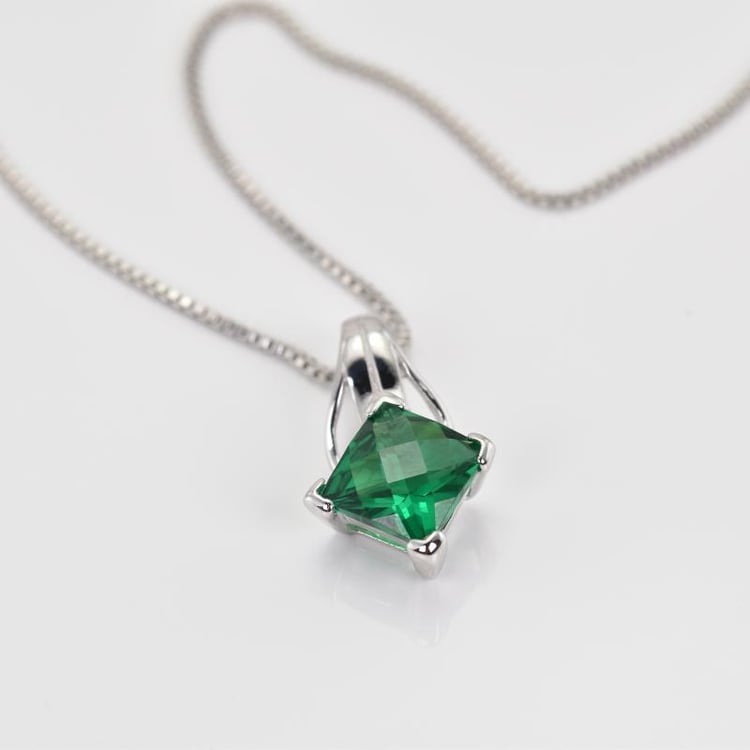 Strieborný náhrdelník s iskrivým smaragdom Pasithea 14287