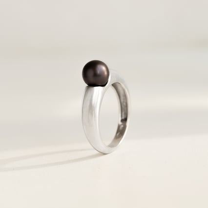 Zlatý prsteň s čiernou perlou Racel