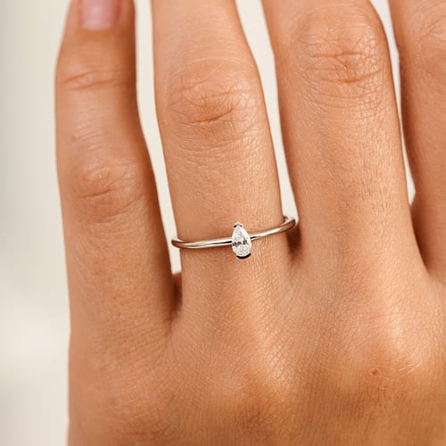 Minimalistický prsteň zo striebra s pear diamantom Valentin