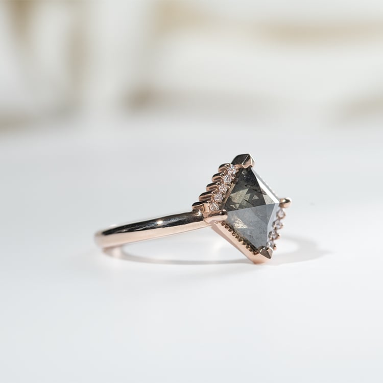 Lozenge prsteň so salt and pepper diamantom a diamantmi Dalton 131304