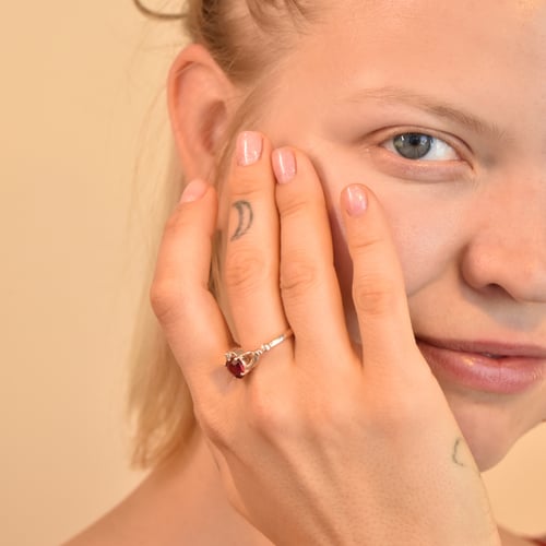 Zlatý claddagh prsteň s rubínom a diamantom Valma