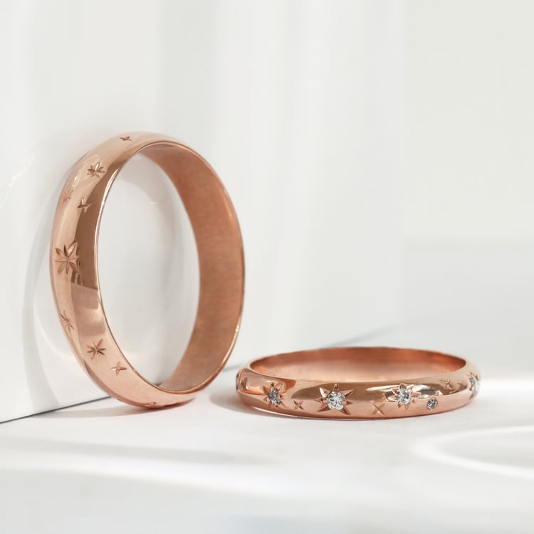 Svadobné obrúčky s ručnou rytinou hviezd a diamantmi Devin 118176