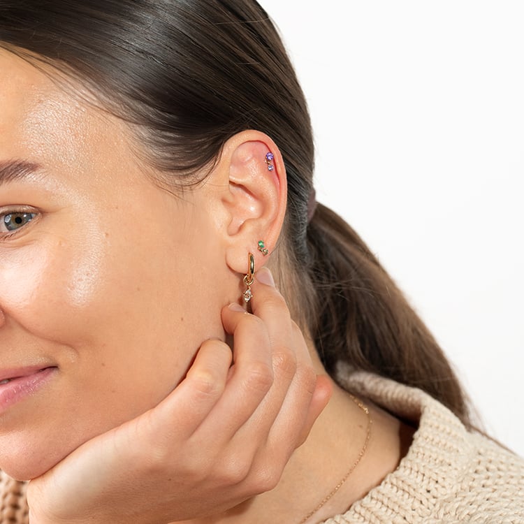 Zlatá piercing náušnice so smaragdami Dyre 149177