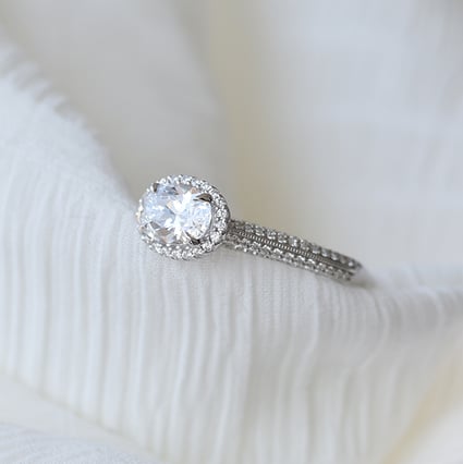 Diamantový halo zásnubný prsteň Leilani