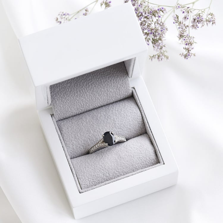 Zlatý vintage prsteň s čiernym zafírom 89188