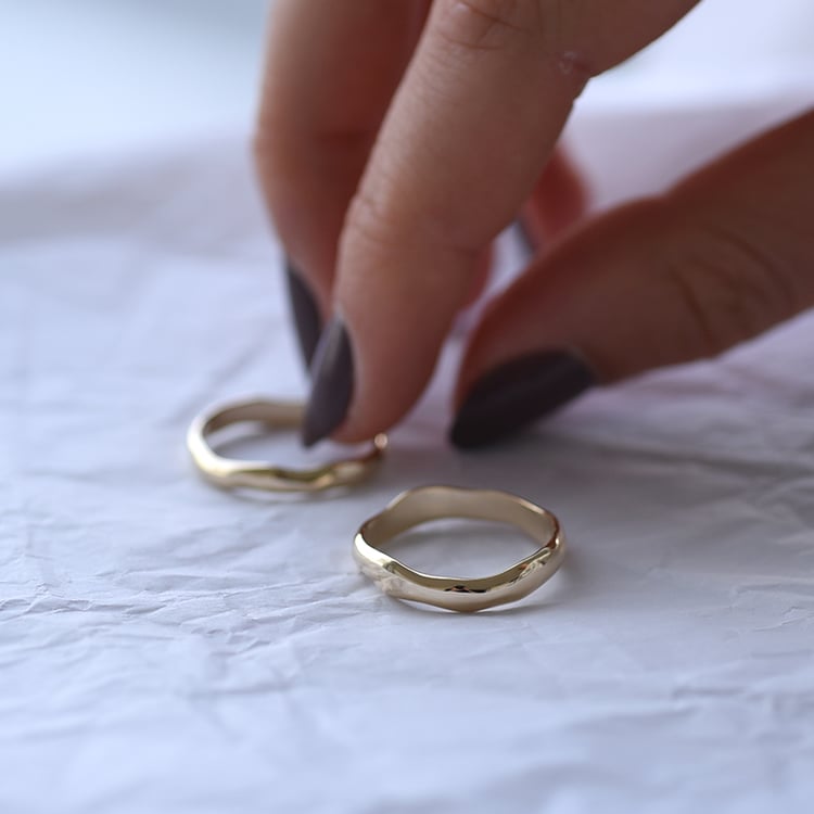 Nepravidelné zlaté svadobné obrúčky s diamantmi Parnell 153007