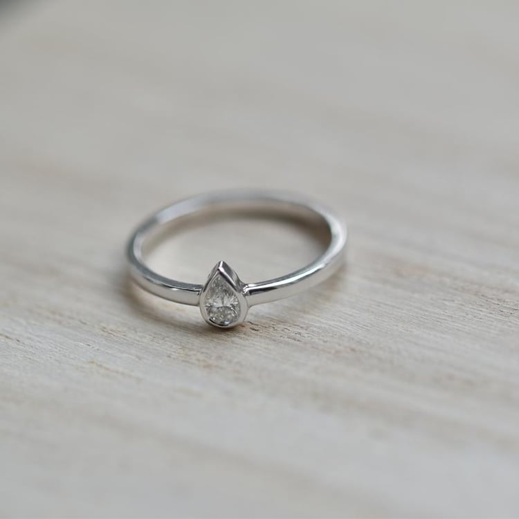 Zlatý prsteň s diamantom 38070