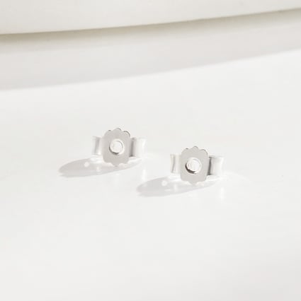 Náušnicové puzety z platiny Lora