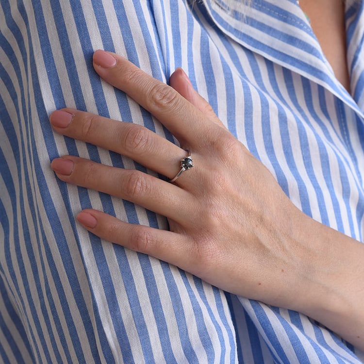 Zlatý prsteň so salt'n'pepper hexagon diamantom a postrannými diamanty 68086