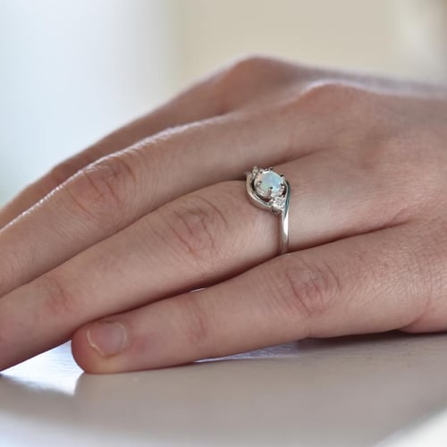 Zlatý zásnubný prsteň s fazetovaným opálom a diamantmi Eilis