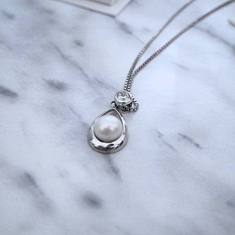 Strieborný perlový náhrdelník 5608