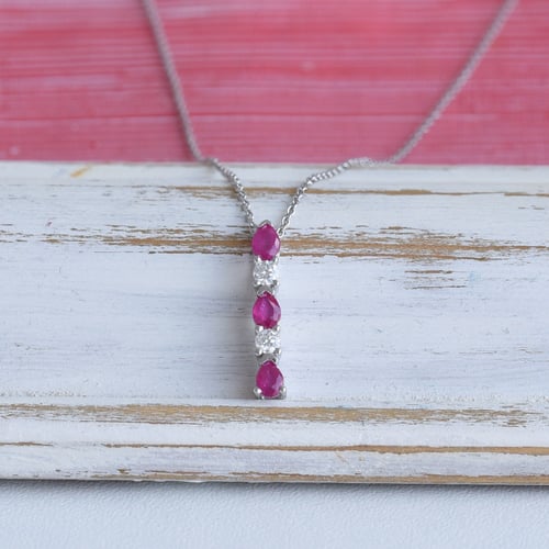 Elegantný prívesok s diamantmi a rubínmi Anjali