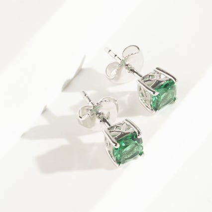 Strieborné náušnice so simulovanými smaragdmi Kristya