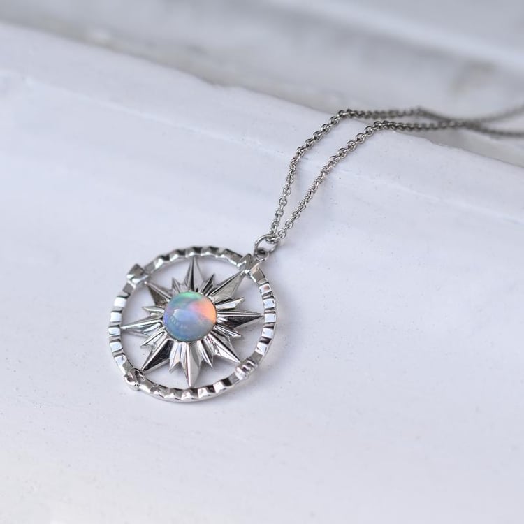 Náhrdelník kompas s prírodným opálom 48265