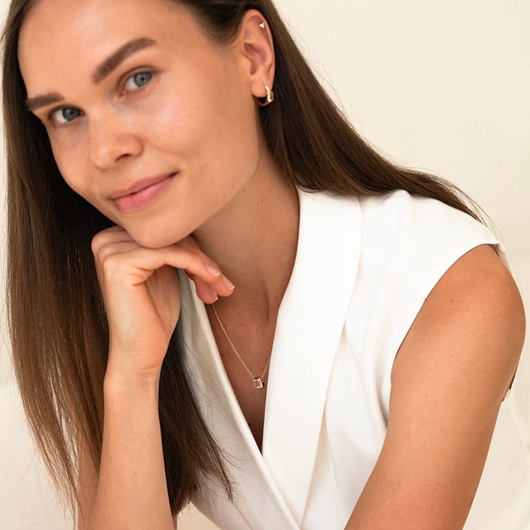 Strieborné pozlátené kruhové náušnice s bielymi topazmi Tinsley 143210