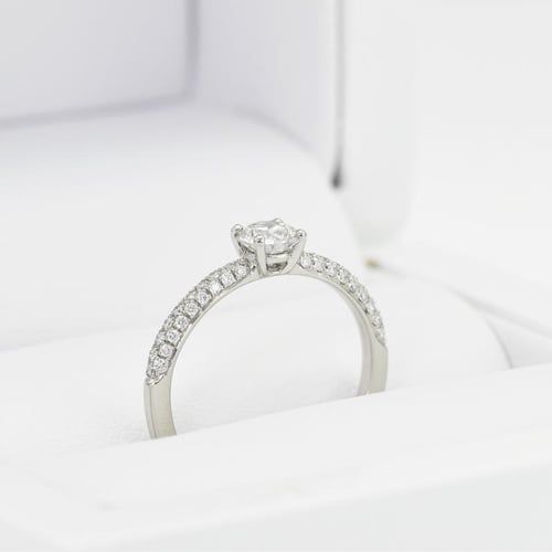 Zásnubný prsteň s moissanitom a lab-grown diamantmi Ranamie